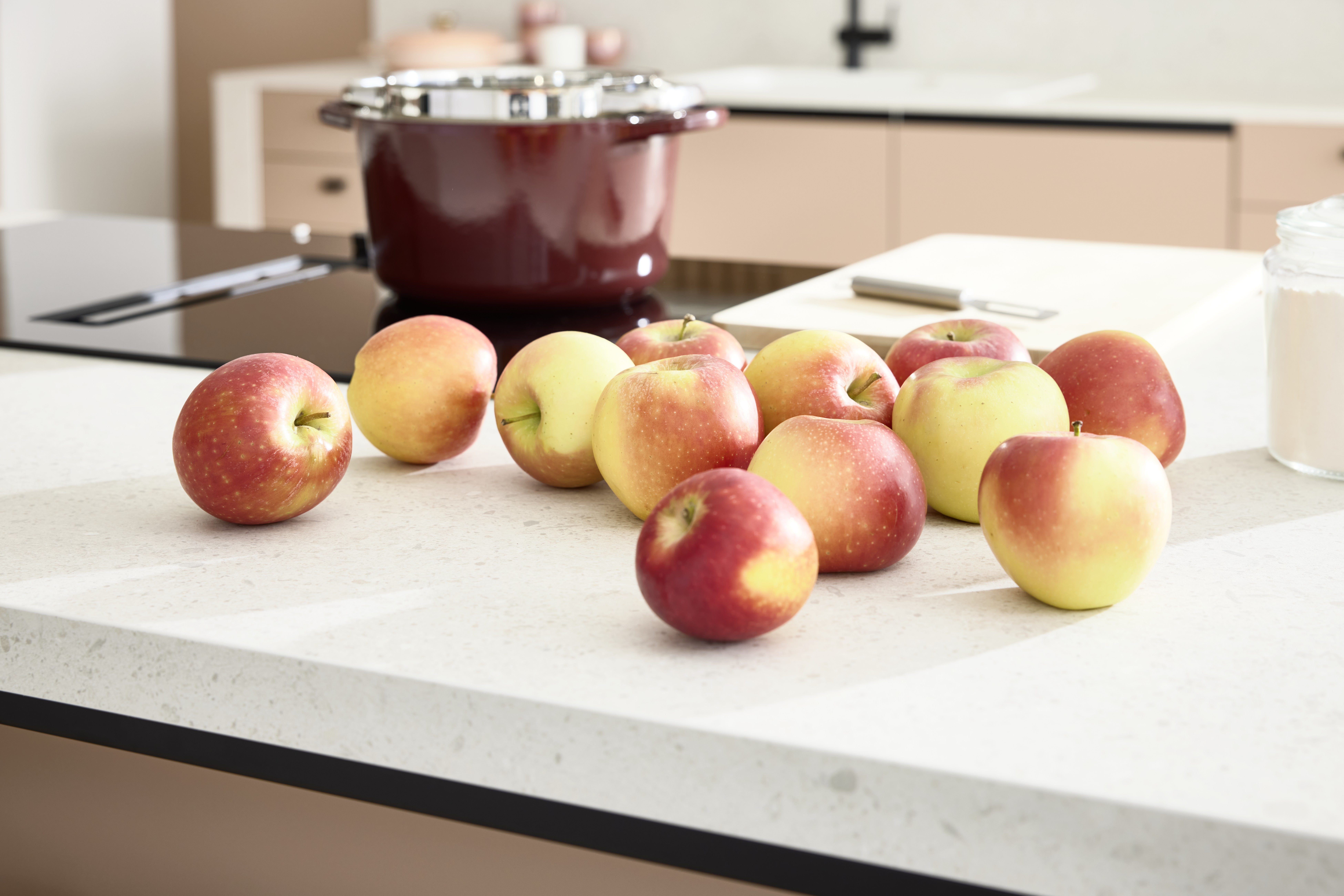 Koralle Arbeitsplatte mit Äpfel